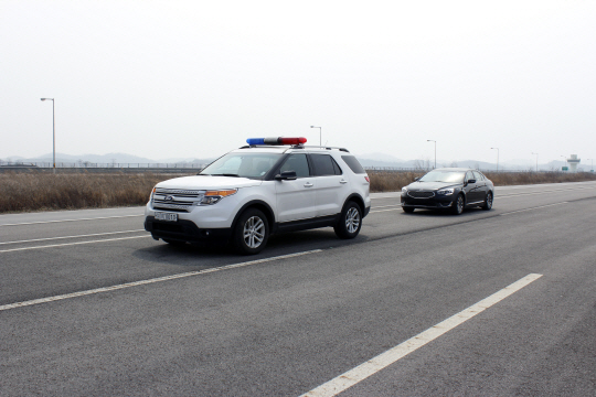 자율주행차 시험로에서 도로 안내차량(왼쪽)이 정차하자 뒤따라 오던 자율주행차도 정차하고 있다.